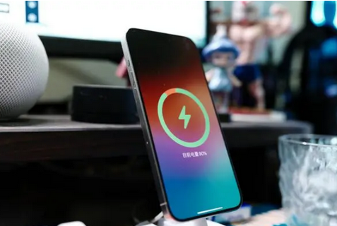苍溪苹果15换屏服务分享用什么充电器给iPhone15充电更好 